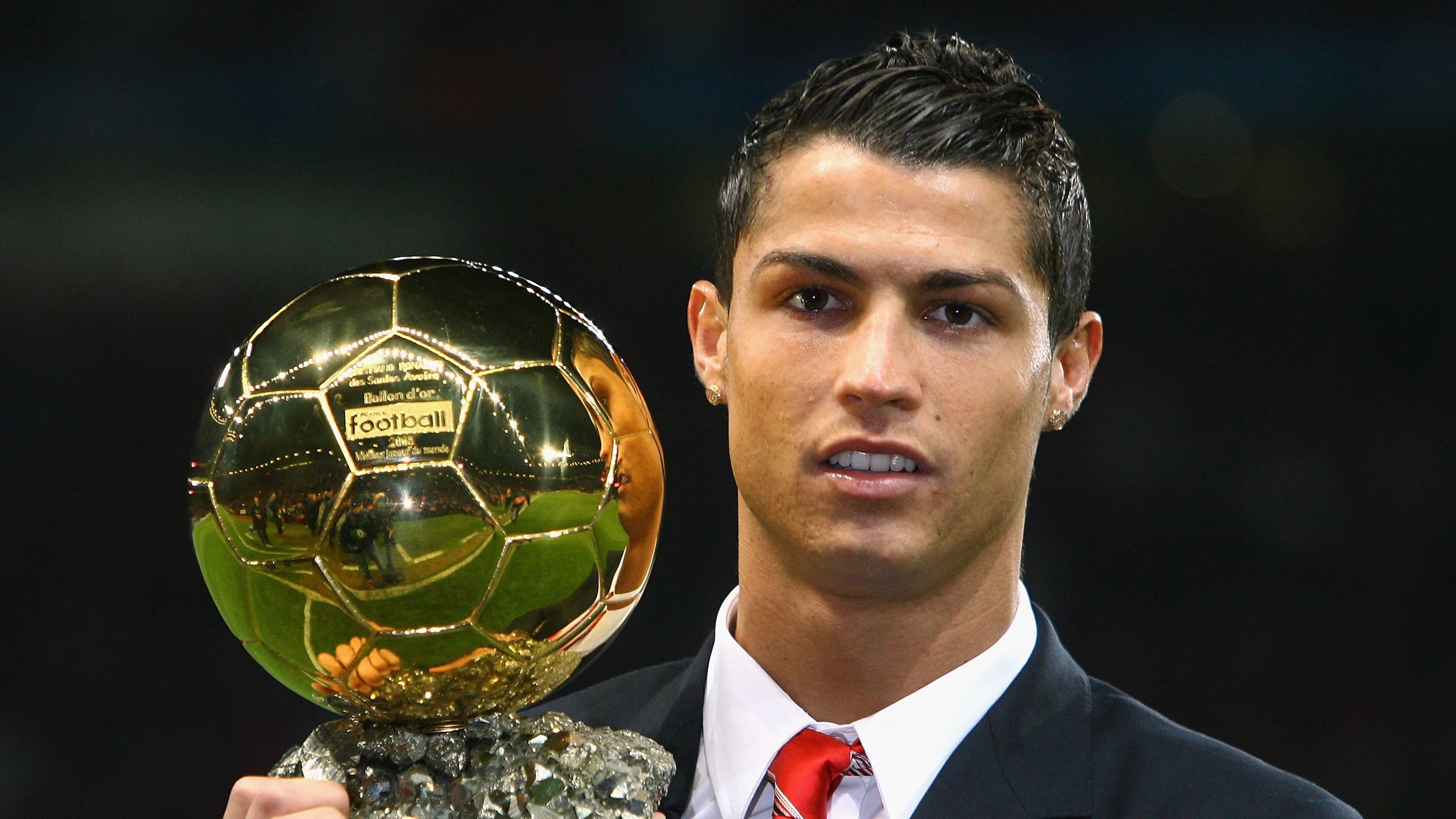 梅西第八次捧起金球奖 刷新足坛历史纪录