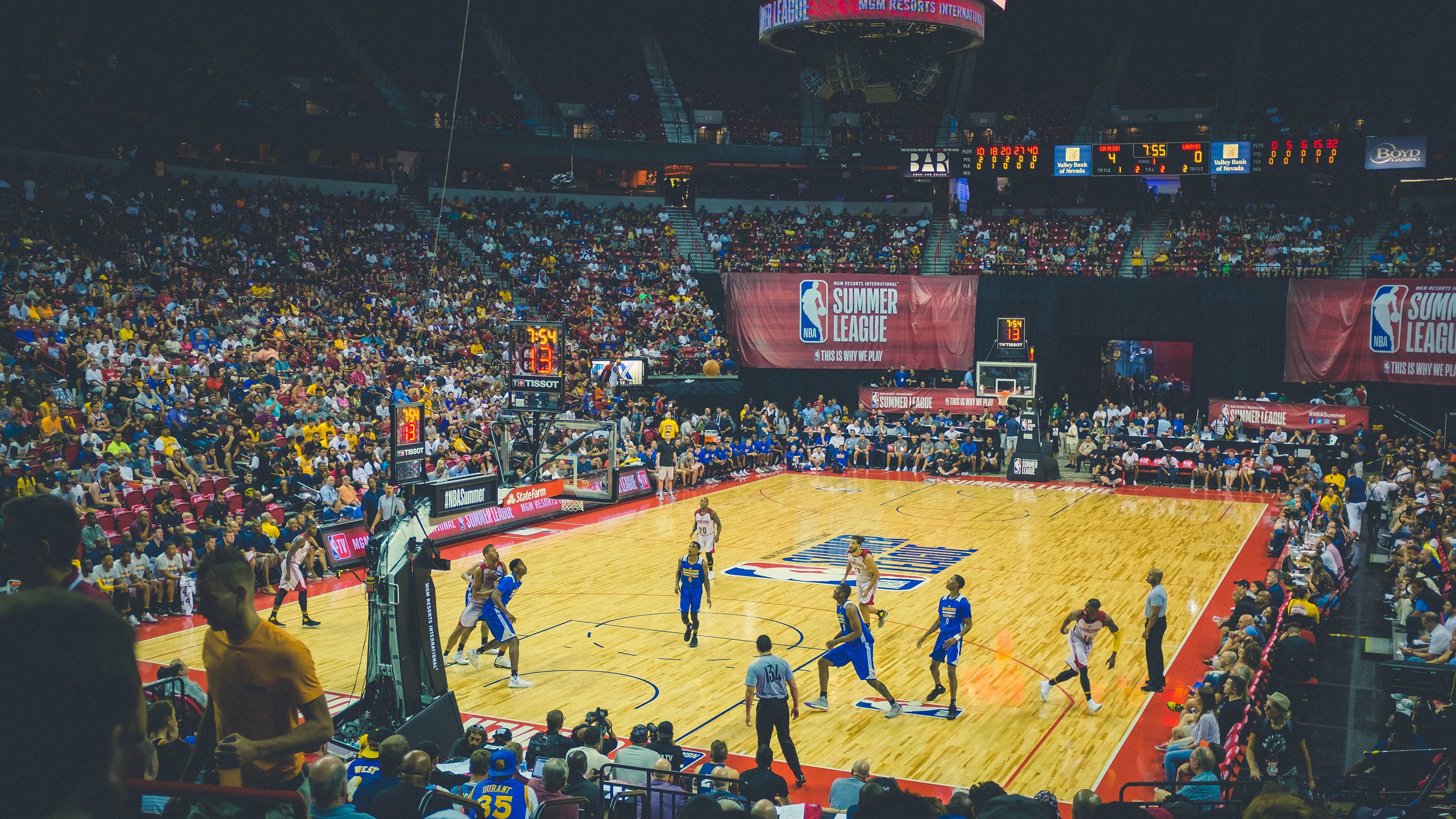 NBA总决赛激战正酣 勇士队逆转取胜夺赛点