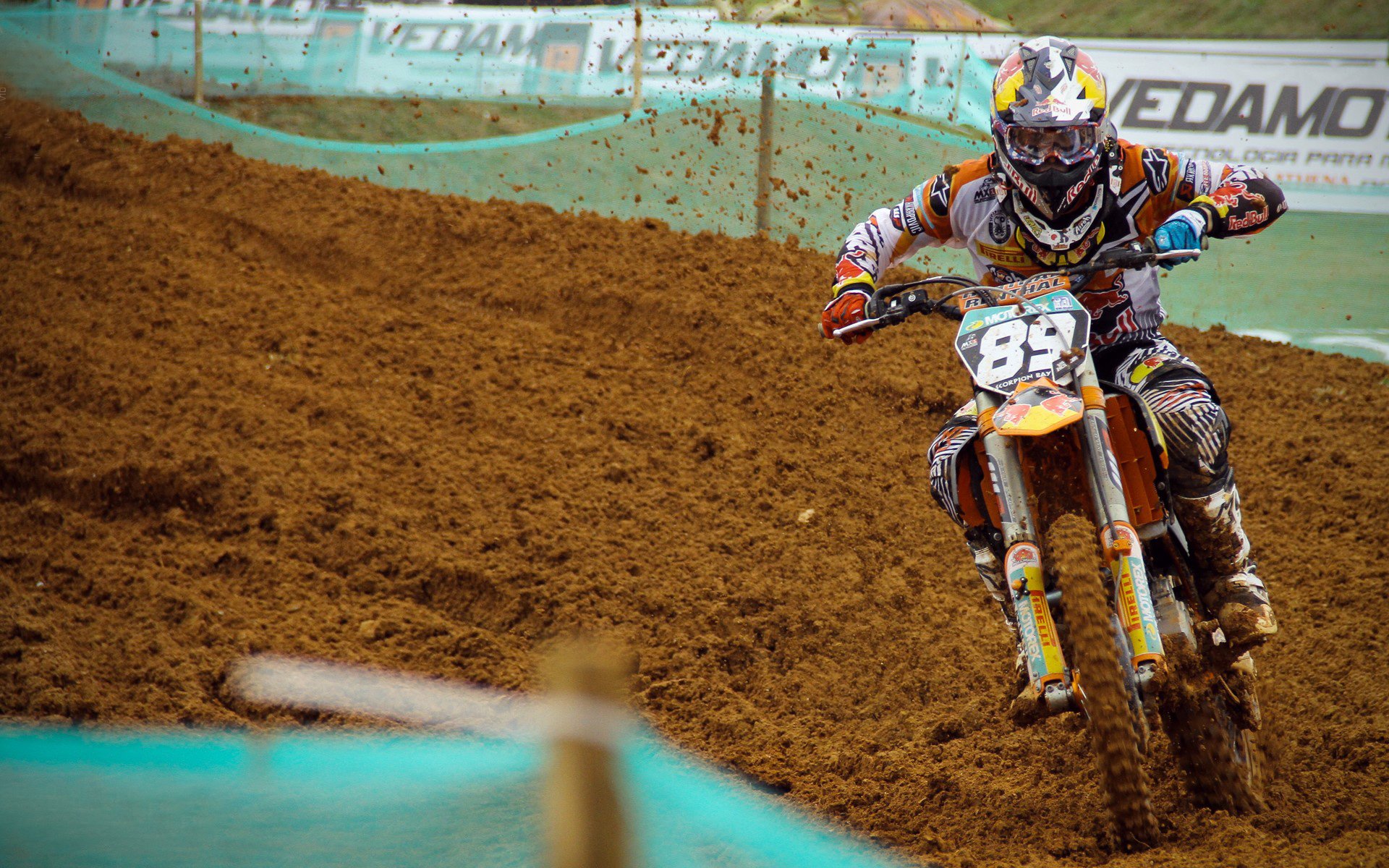 短跑新星闪耀全国锦标赛,破纪录夺冠引轰动